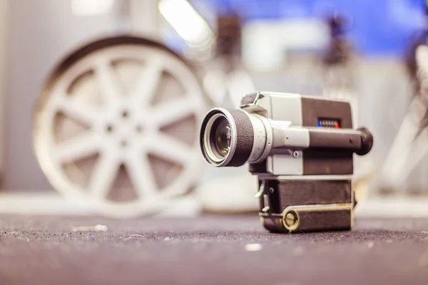 Producción de películas: cámara de cine antigua vintage en el suelo, producto —  Fotos de Stock