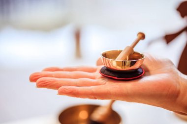 Bebek şarkı kase: bir WOM elinde küçük metal şarkı kase