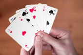 Hrací karty: pokerový karty v ruce muže