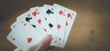 İskambil kartları: bir adamın elinde poker kartları