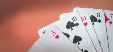 İskambil kartları: bir adamın elinde poker kartları