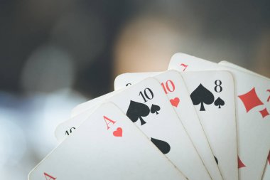 İskambil kartları: bir adamın elinde poker kartları
