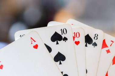 İskambil kartları: bir adamın elinde poker kartları