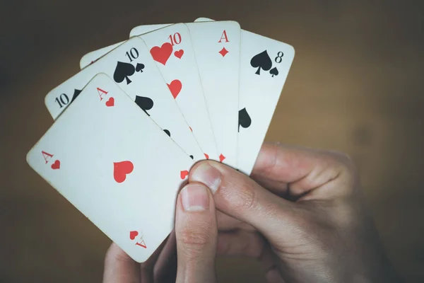 Speelkaarten: poker kaarten in de hand van een man — Stockfoto