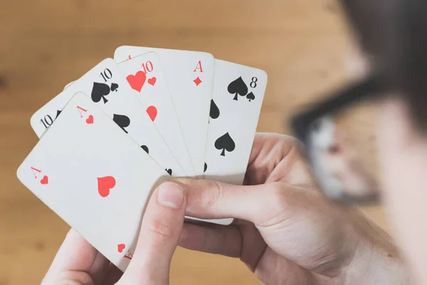 Speelkaarten: poker kaarten in de hand van een man — Stockfoto