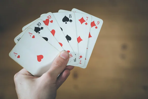 Speelkaarten: poker kaarten in de hand van een man — Stockfoto