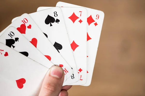 Παίζοντας χαρτιά: κάρτες πόκερ στο χέρι ενός άντρα — Φωτογραφία Αρχείου