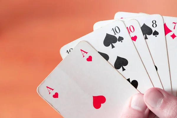 Παίζοντας χαρτιά: κάρτες πόκερ στο χέρι ενός άντρα — Φωτογραφία Αρχείου