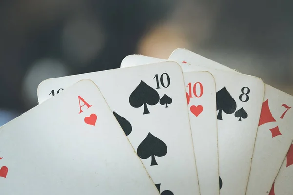 Jugar a las cartas: cartas de poker en la mano de un hombre —  Fotos de Stock