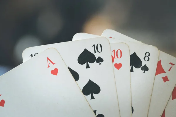 Jouer aux cartes : cartes de poker dans la main d'un homme — Photo