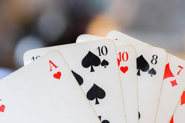 Speelkaarten: poker kaarten in de hand van een man — Stockfoto