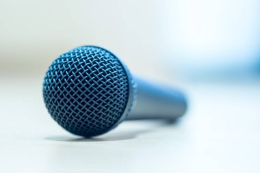 Röportaj: siyah mikrofon masada duran, kopya alanı.