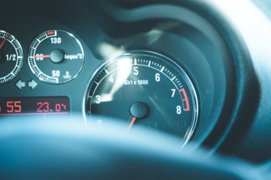 Takometre ve yakıt ile spor araba panosu ve direksiyon simidi