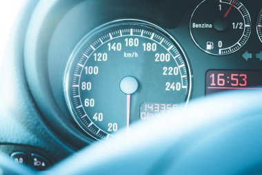 Takometre ve yakıt ile spor araba panosu ve direksiyon simidi