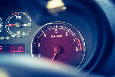 Takometre ve yakıt ile spor araba panosu ve direksiyon simidi