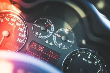 Takometre ve yakıt ile spor araba panosu ve direksiyon simidi