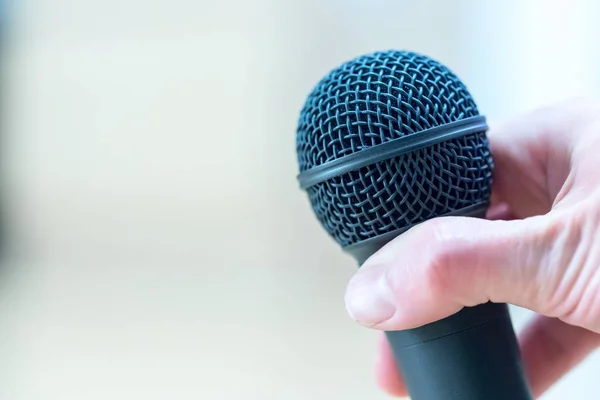 Interview: Journalist is holding a microphone in his hand. Close — Stock Photo, Image