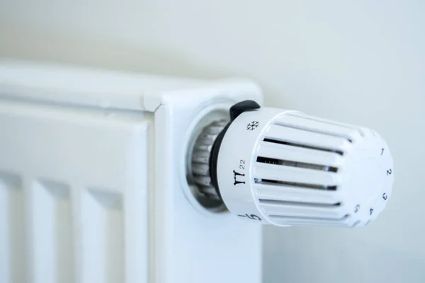 Regulador de calor en un calentador, imagen de cerca. Costes de calefacción . — Foto de Stock