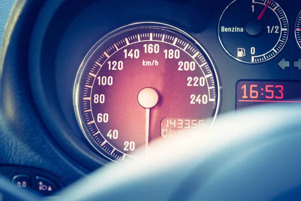 Takometre ve yakıt ile spor araba panosu ve direksiyon simidi