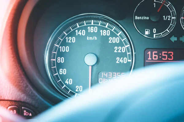 Salpicadero y volante deportivo con tacómetro y combustible — Foto de Stock