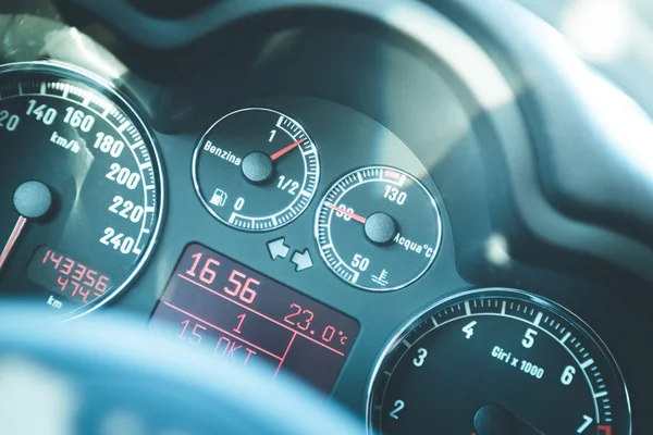 Tableau de bord et volant de voiture de sport avec tachymètre et carburant — Photo