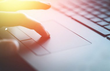 Hands laptop bir Touchpad kullanarak, resim ve Sunsh yakın