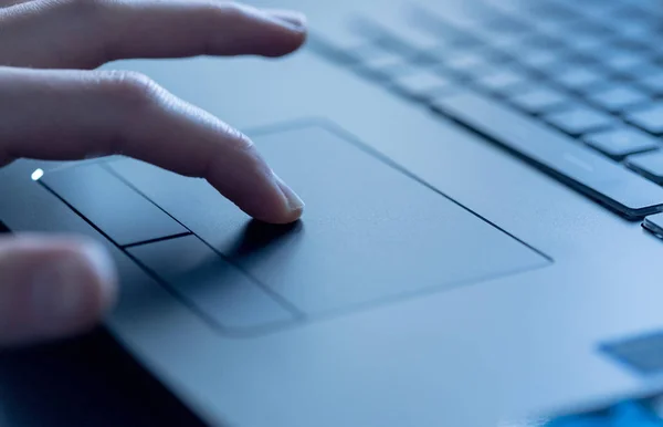 As mãos estão usando um touchpad de laptop, close up imagem — Fotografia de Stock