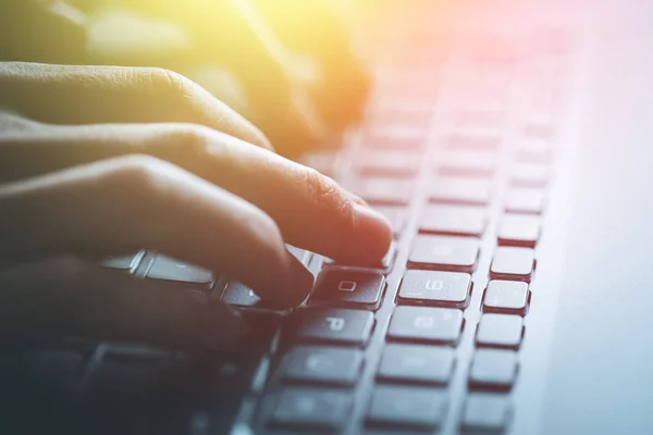 As mãos estão digitando em um teclado de laptop, imagem de perto e sóis — Fotografia de Stock