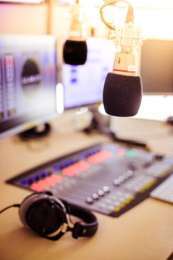 Radyo yayın stüdyosu: ön planda mikrofon, modern 