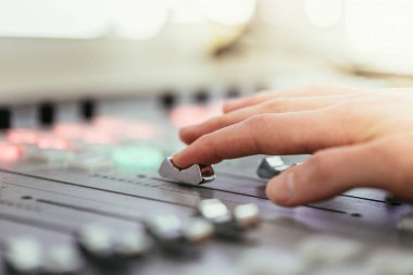 Radyo yayın stüdyosu: moderatör Soundboard, Co kullanarak