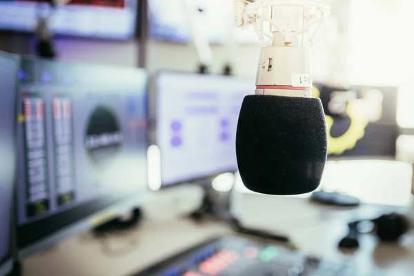 Estúdio de radiodifusão: Microfone em primeiro plano, moderno — Fotografia de Stock