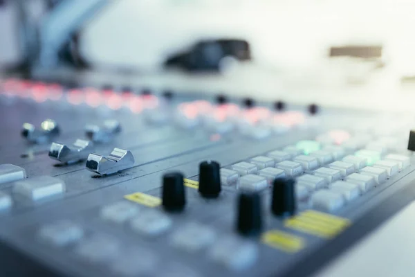 Radio broadcasting studio: Soundboard and computers — Stock Photo, Image