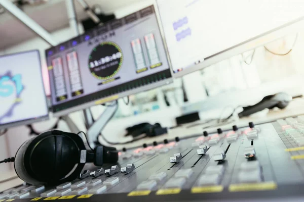 Radio broadcasting studio: Soundboard and computers — Stock Photo, Image