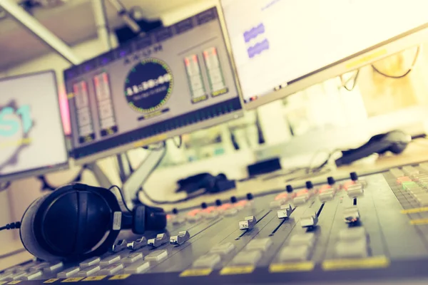 Radio broadcasting studio: Soundboard and computers — Stock Photo, Image