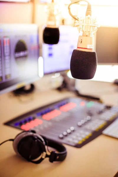 Студія радіомовлення: мікрофон на передньому плані, сучасний — стокове фото
