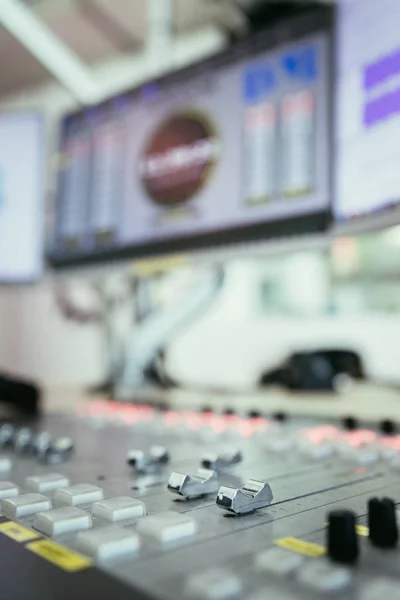 라디오 방송 스튜디오: 사운드 보드 및 컴퓨터 — 스톡 사진