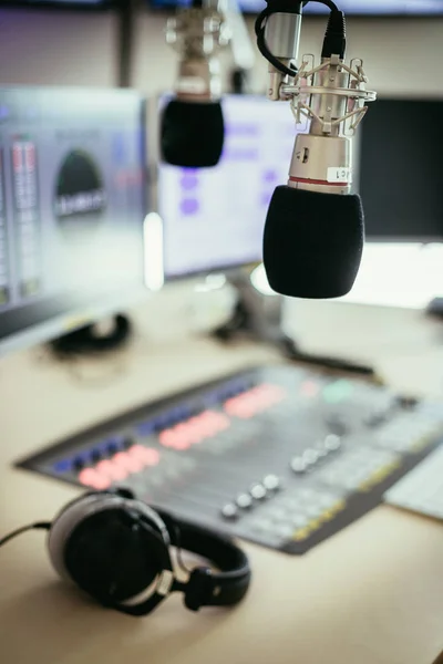 Estúdio de radiodifusão: Microfone em primeiro plano, moderno — Fotografia de Stock