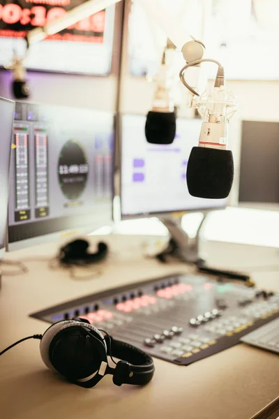 Radio broadcasting studio: Microphone in the foreground, modern — Stock Photo, Image