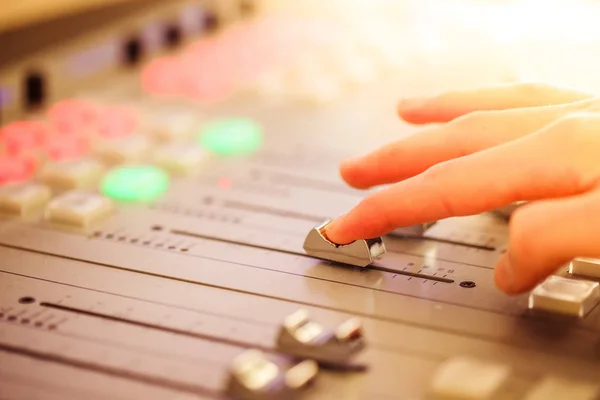 Radio broadcasting studio: Moderator is using the soundboard, co — Stock Photo, Image