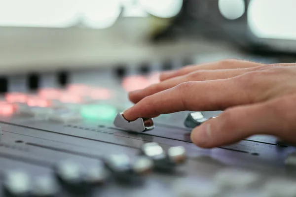 Studio de radiodiffusion : Modérateur utilise la table d'harmonie, co — Photo