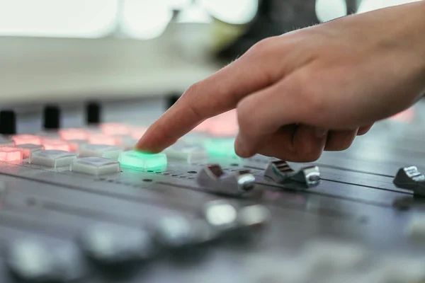 Radio estudio de radiodifusión: Moderador está utilizando la banda sonora, co — Foto de Stock