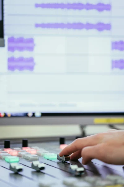 Studio de radiodiffusion : Modérateur utilise la table d'harmonie, co — Photo