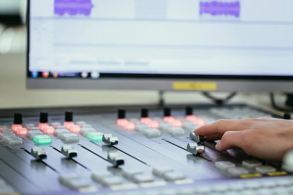 Radio broadcasting studio: Moderator is using the soundboard, co — Stock Photo, Image