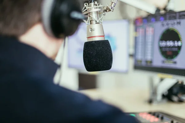 Modérateur de radio est assis dans un studio de radiodiffusion moderne et t — Photo