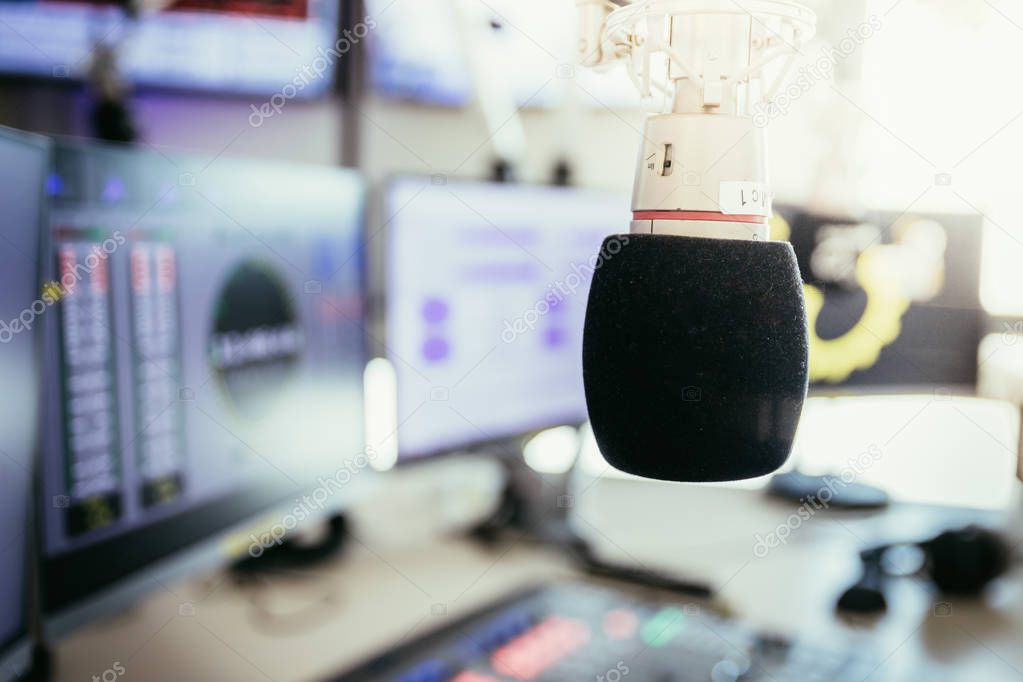Radio broadcasting studio: Microphone in the foreground, modern 