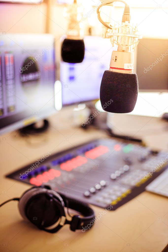 Radio broadcasting studio: Microphone in the foreground, modern 
