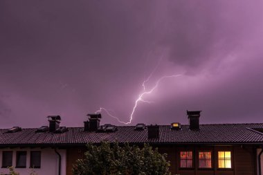 Gece fırtına: Bir binanın çatısı üzerinde yıldırım