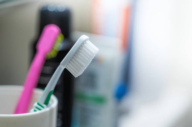 Diş fırçalama: Banyoda diş fırçası