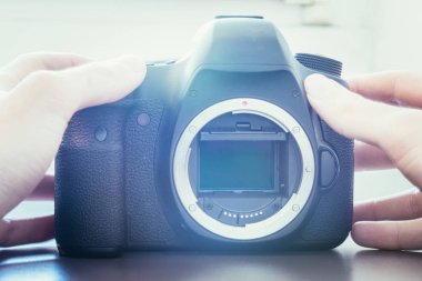 Fotoğrafçı profesyonel bir kamera, açık sensör kullanıyor