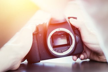 Fotoğrafçı profesyonel bir kamera, açık sensör ve güneş kullanıyor